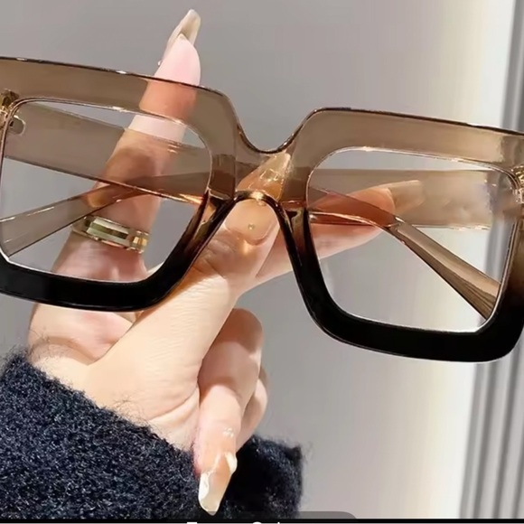 Stylish Brown Square Sunglasses
0404